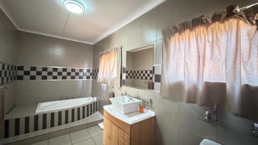 4 Bedroom Property for Sale in South Ridge Northern Cape